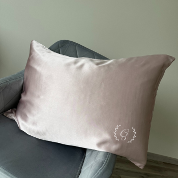 100% natūralus šilkinis pagalvės užvalkalas išsiuvinėtas inicialais (pelenų rožė)