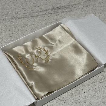 100% natūralus šilkinis pagalvės užvalkalas išsiuvinėtas inicialais (šviesiai smėlinis)